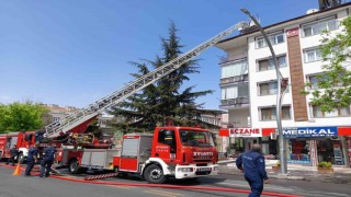 Ankarada 4 katlı apartmanın çatısında yangın