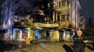 Ankarada binanın girişindeki bakkalda çıkan yangın paniğe neden oldu