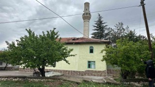 Ankarada şiddetli rüzgar 2 caminin minaresini yıktı