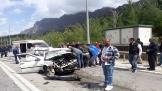 Antalya- Isparta karayolunda 2 araç birbirine girdi: 1 ölü, 7 yaralı