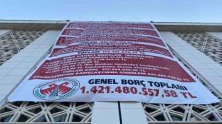 Antalyada CHPli belediye, önceki CHPli yönetimin borçlarını belediye binasına astı