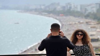 Antalyada çöl tozunun etkisi azaldı, sahiller doldu