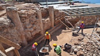Antalyada deniz manzaralı 3 bin 500 yıllık 800 metre uzunluğunda sütunlu cadde keşfedildi