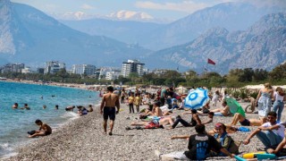 Antalyada dünyaca ünlü sahilde bayramdaki yoğunluk yaz aylarını aratmadı