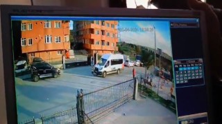 Arnavutköyde feci kaza kamerada: Servis minibüsü, 7 yaşındaki çocuğu ezdi