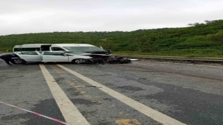 Arnavutköyde minibüs ile otomobil kafa kafaya çarpıştı: 1 ölü, 7 yaralı