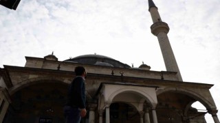 Asırlara meydan okuyan cami hem minaresinin eğikliği hem de fevkani tarzıyla dikkat çekiyor