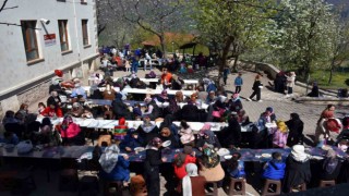 Asırlık gelenek: Gencinden yaşlısına herkes o kazanların başına geçti