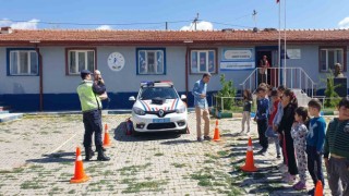 Aslanapada öğretmen ve öğrencilere trafik eğitimi