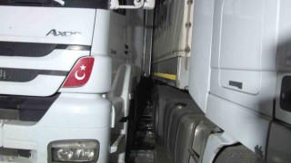 Ataşehirde kontrolden çıkan tır park halindeki 2 tıra çarptı: 1 yaralı