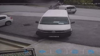 Ataşehirde otomobil ve motosikletin karıştığı kaza anı kamerada