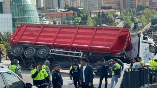 Ataşehirde tır yan yattı, cadde trafiğe kapatıldı