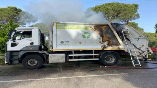 Atık toplama kamyoneti alev aldı