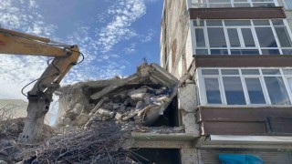 Avcılarda kentsel dönüşüm için yıkılan binanın duvarını kullandılar, balkon açıkta kaldı