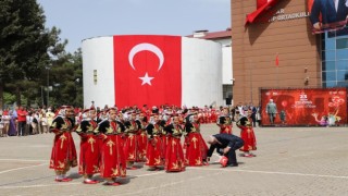 Ayakkabısı çıkan folklorcu gösteriye devam etti