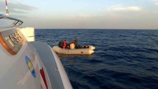 Ayvacık açıklarında Yunan unsurlarınca ölüme terk edilen 7si çocuk 14 kaçak göçmen kurtarıldı