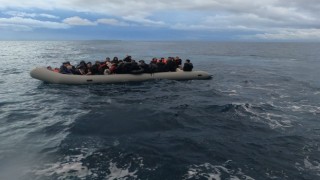 Ayvalık açıklarında 56 düzensiz göçmen yakalandı