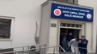 Bağcılarda sokak ortasında bıçaklı ve silahlı saldırı kamerada