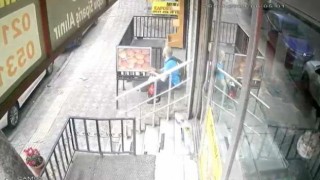 Bahçelievlerde 2 ay boyunca dükkanın önünden süt çalan hırsız kamerada