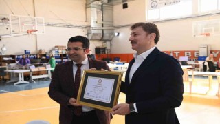 Bahçelievlerde 5 yıl daha Hakan Bahadır başkan