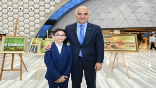 Bakan Ersoy, şehit polis memuru Hüseyin Gülün oğlu Talhanın sergisini ziyaret etti
