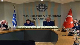 Bakan Ersoy, Yunan mevkidaşı ile Romeo ve Juliet oyununu izledi