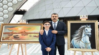 Bakan Tekin şehit polis memuru Hüseyin Gülün oğlu Talhanın sergisini ziyaret etti