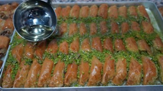 Baklavalar bayram sofraları için hazırlanıyor