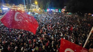 Balkon konuşması yapan Böcek: Antalyada rekor kırmaya devam edeceğiz