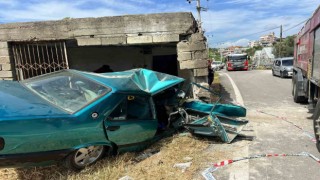 Barakaya çarpan otomobil hurdaya döndü, sürücüsü ağır yaralandı