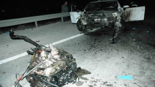 Bariyerlere çarpan otomobilin motoru yerinden fırladı: 4 yaralı