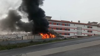 Başakşehirde okul inşaatı bahçesindeki işçi konteynırı alev alev yandı
