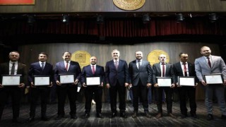 Başkan Alper Taban mazbatasını aldı