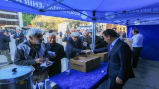 Başkan Arastan bayram sabahı vatandaşlara simit ve peynir