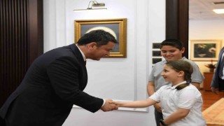 Başkan Aydın koltuğunu çocuklara bıraktı