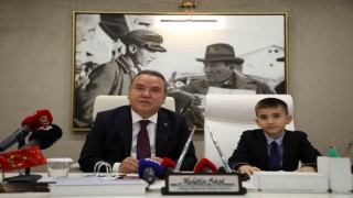 Başkan Böcek koltuğunu çocuk başkana devretti