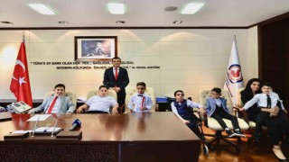 Başkan Çavuşoğlu koltuğunu özel çocuklara devretti