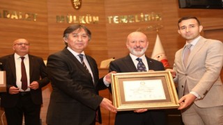 Başkan Çolakbayrakdar mazbatasını aldı