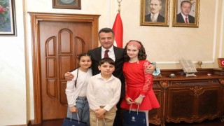 Başkan Doğan, koltuğunu çocuklara bıraktı