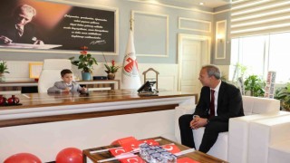 Başkan Menderes Dal koltuğunu çocuk başkana devretti