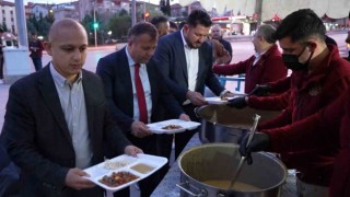 Başkan Önal, son iftar yemeğinde vatandaşlarla birlikte oruç açtı