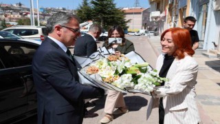 Başkan Özdoğan çiçeklerle karşılandı