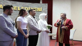 Başkan Palancıoğlu, genç çifte sürpriz yaparak nikâhlarını kıydı