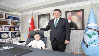 Başkan Soykan koltuğunu minik öğrencilere devretti