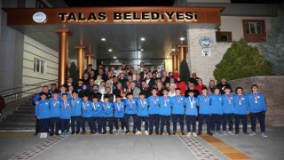 Başkan Yalçından şampiyonlara çiçeklerle karşılama