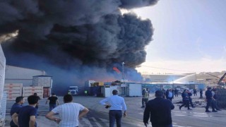 Başkentteki sanayi sitesinde çıkan yangına müdahale sürüyor