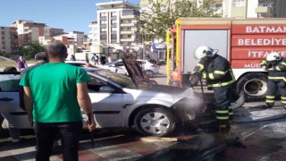 Batmanda seyir halindeki otomobil alev aldı