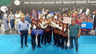 Bayburt Ortaokulu Halk Oyunları ekibi Türkiye üçüncüsü oldu