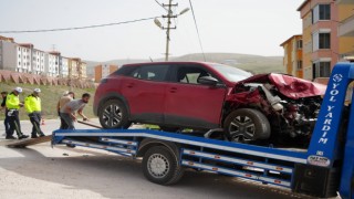 Bayburtta 4 kişinin yaralandığı trafik kazası güvenlik kamerasına yansıdı