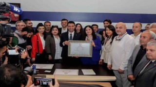 Bayraklıda Başkan İrfan Önal mazbatasını aldı